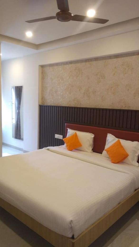 Hotel Saradharam 치담바람 외부 사진